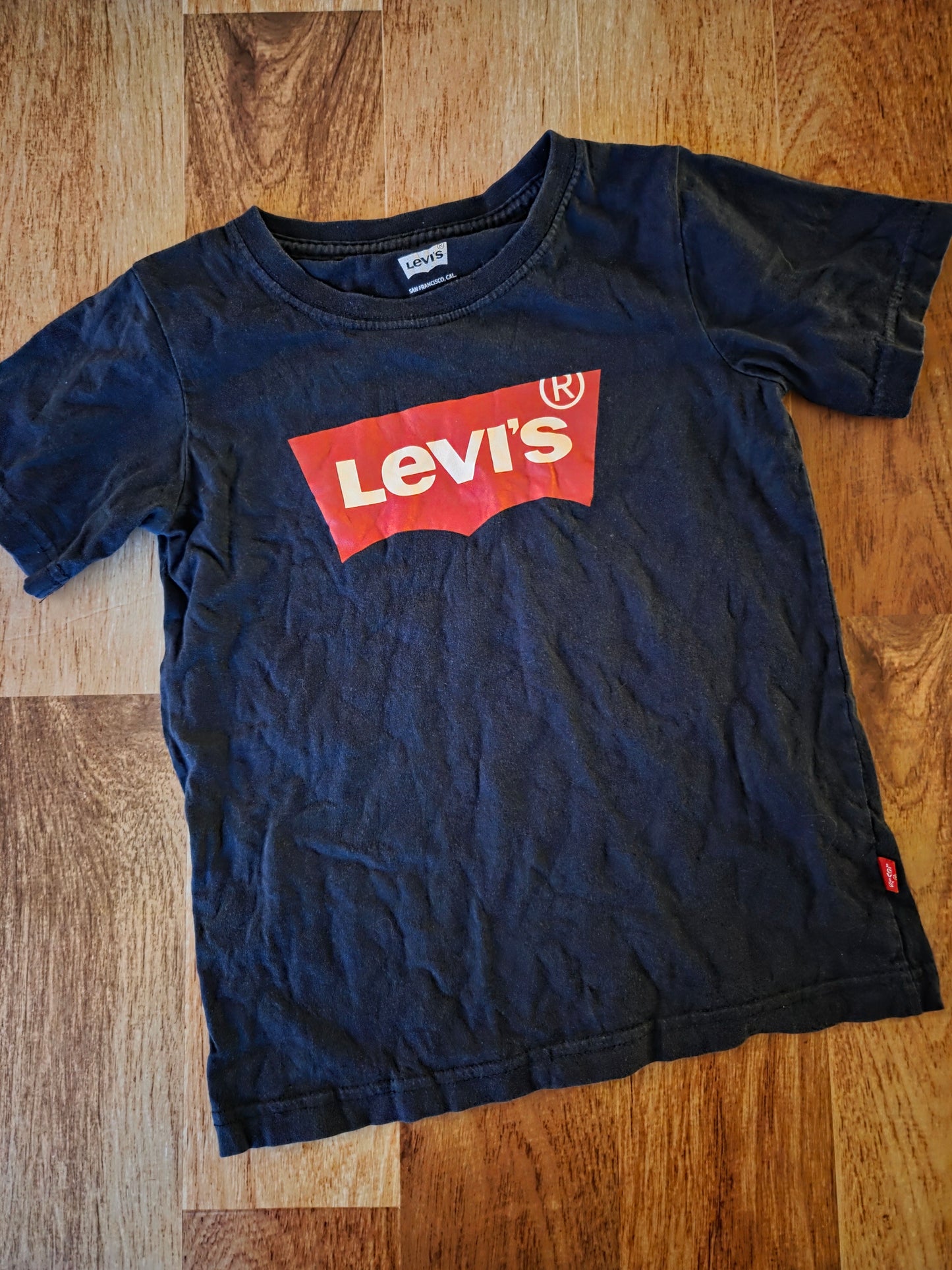 Chandail Levi's - 6-7 ans légèrement décoloré