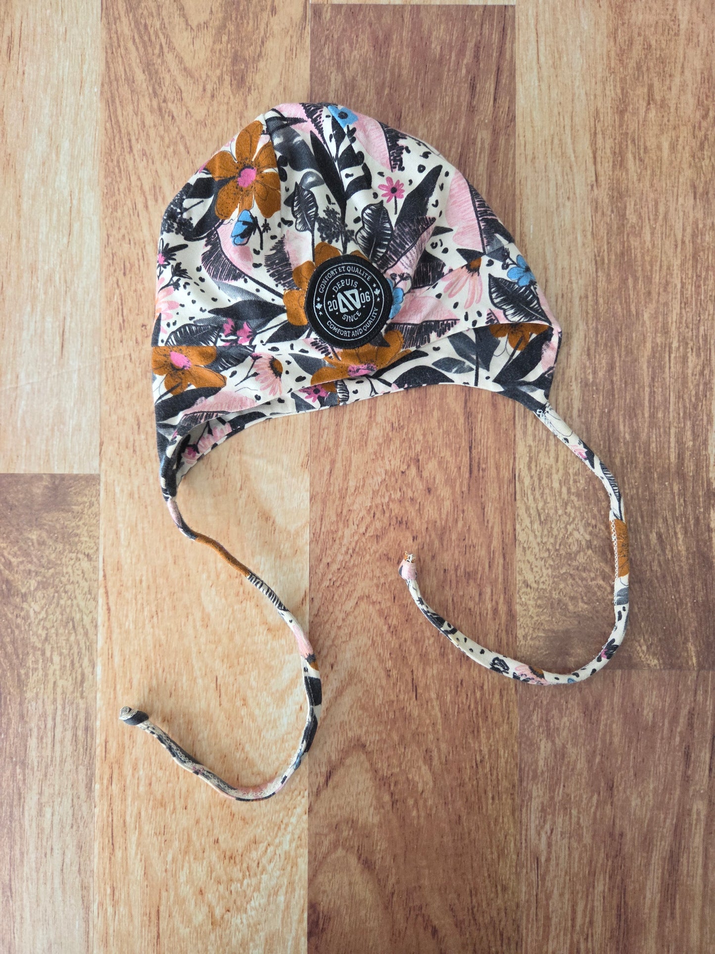 Tuque nano - 6-12 mois cordons légèrement tachés