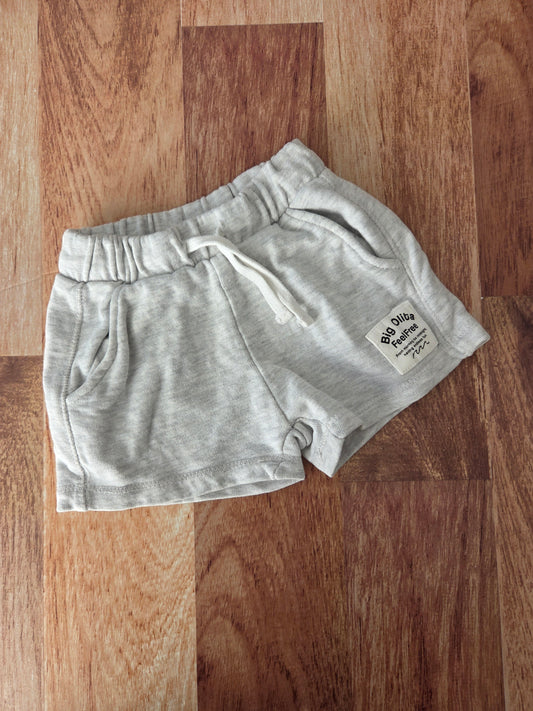 Short zara - 9-12 mois petite tache sur le derrière